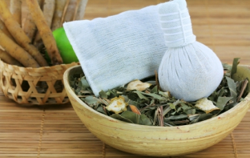 Massage aux herbes chaudes